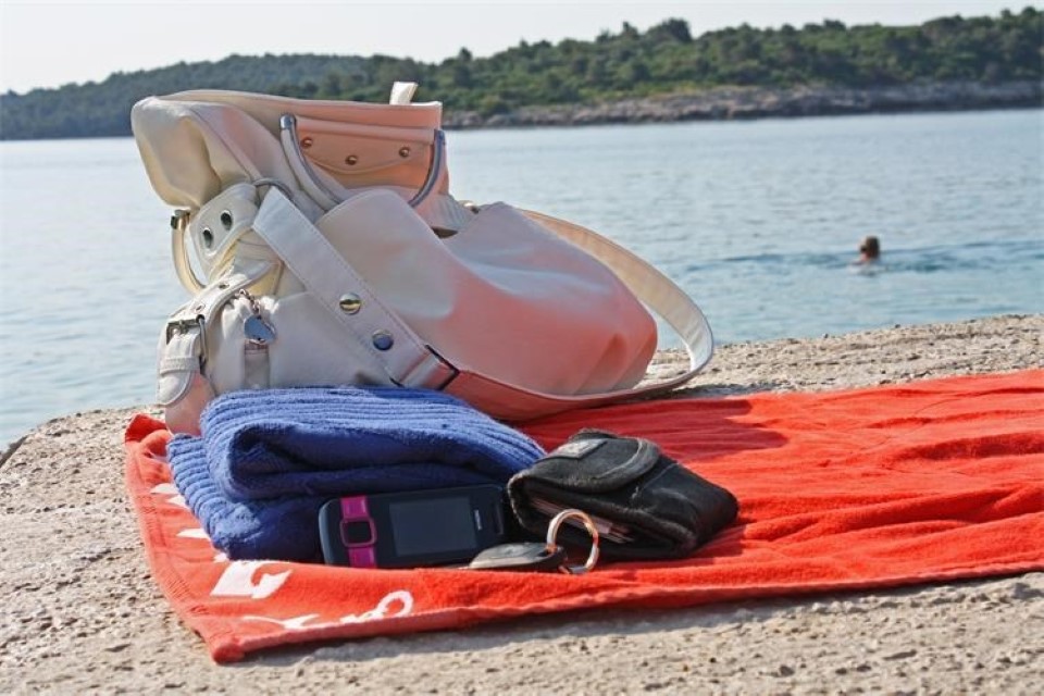 Policija apelira na građane i turiste da budu oprezniji sa svojim stvarima te da na plažu ne nose veće količine novca, vrijedan nakit ili druge skupocjene predmete